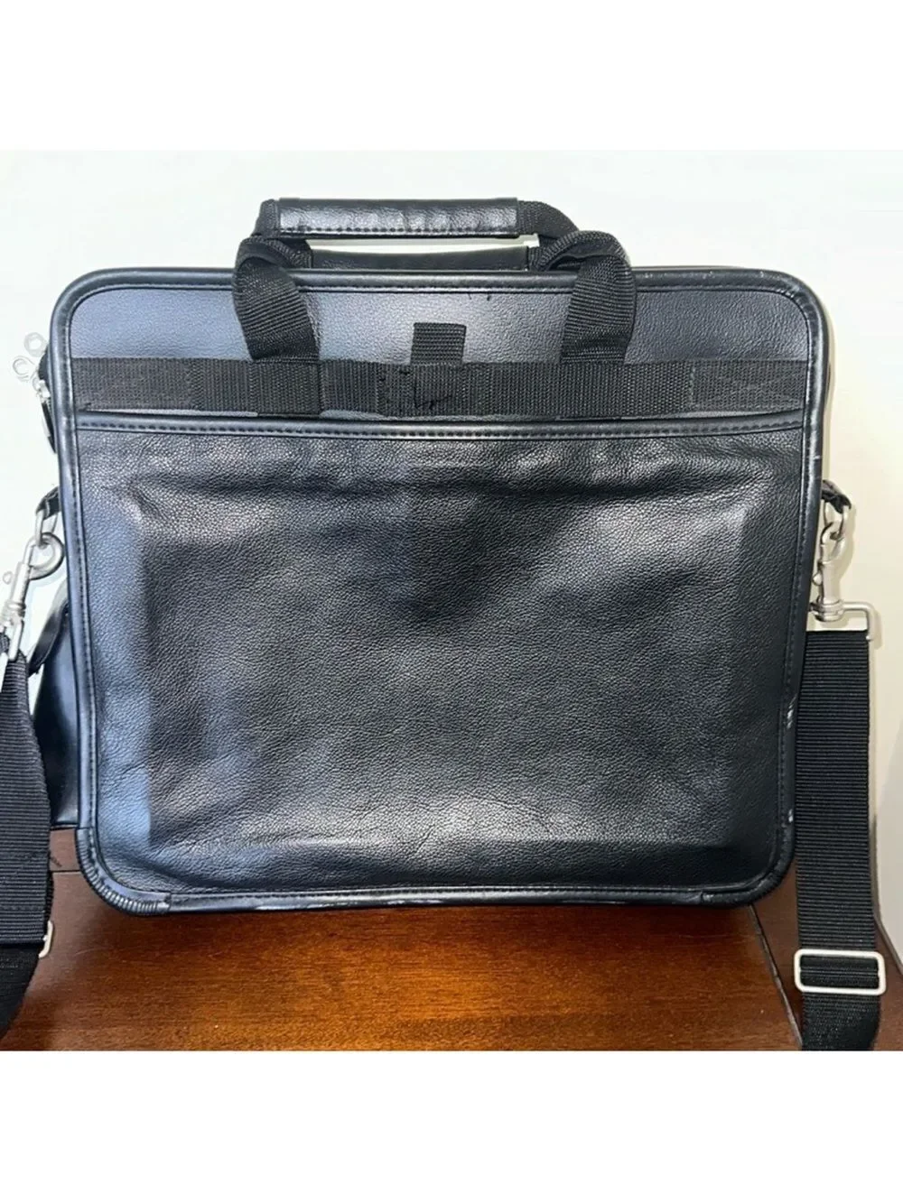 TARGUS Black Tech Padded Faux Leather Laptop Travel Bag with a Crossbody Strap